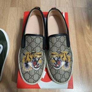 Gucci Slip Ons Tiger Print / Size 7 ( fits like an 8.5-9 ) / Worn good condition